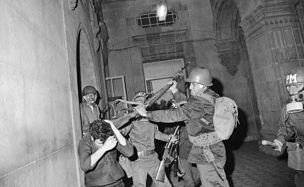 someten-militares-a-estudiante-en-1968-a-golpes-con-un-rifle