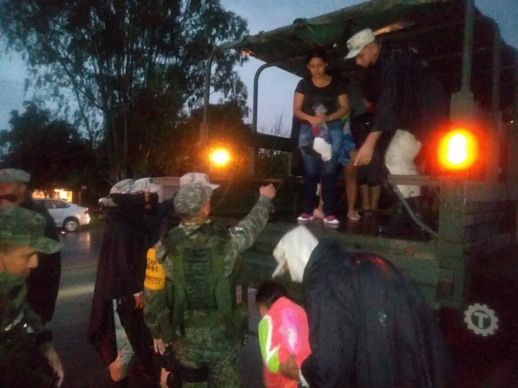 Ejército Mexicano evacúa a personal civil a refugios temporales en ahome