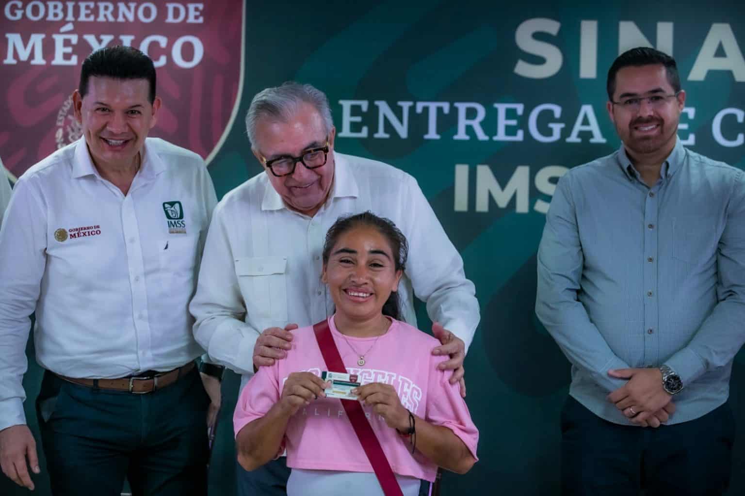 Rocha entrega tarjetas del Programa del IMSS Bienestar - Mesa Reservada