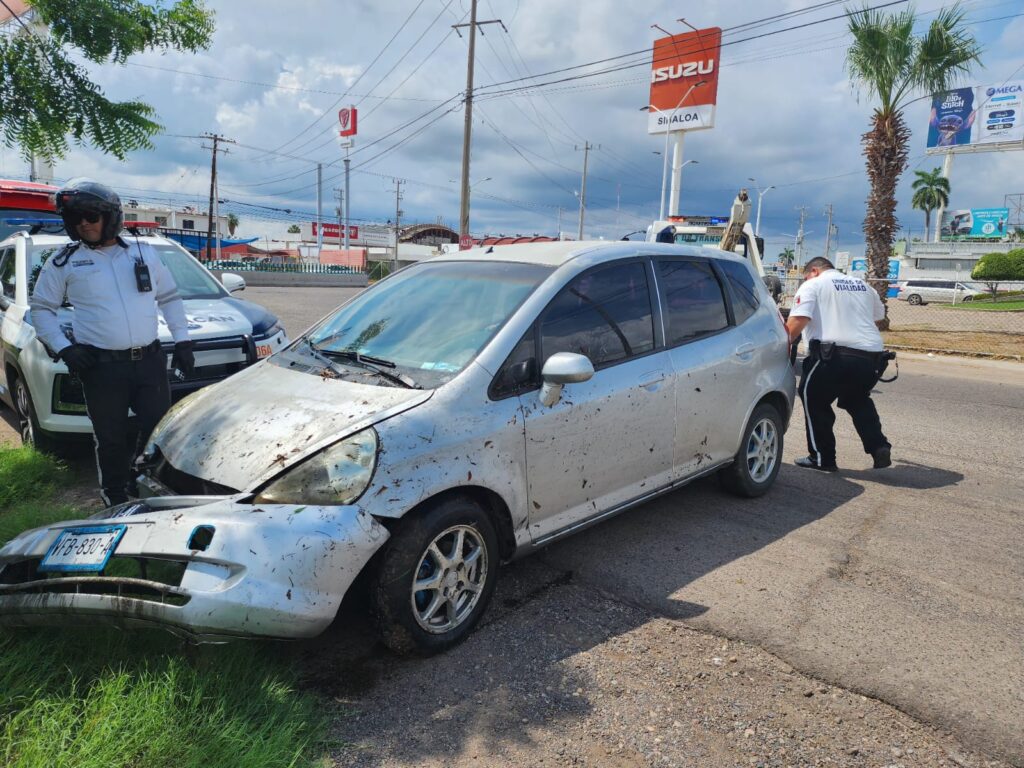 Policías salvan a mujer de morir ahogada