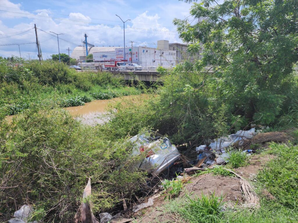 Policías salvan a mujer de morir ahogada