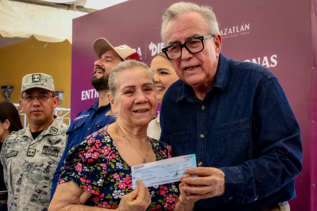 Rocha entrega apoyos y anuncia acciones para prevenir futuras inundaciones en Mazatlán