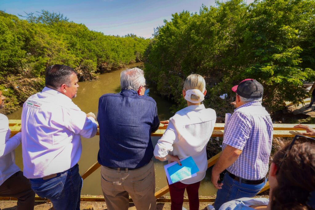 Rocha entrega apoyos y anuncia acciones para prevenir futuras inundaciones en Mazatlán