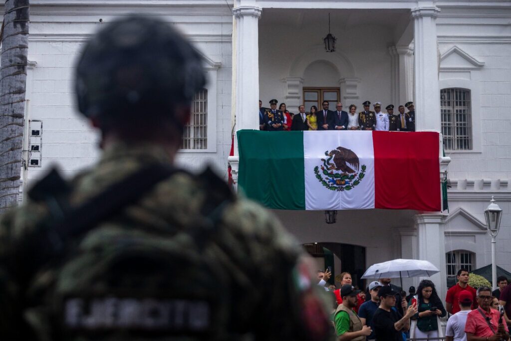 Rocha Moya preside desfile militar por el 215 aniversario de la Independencia