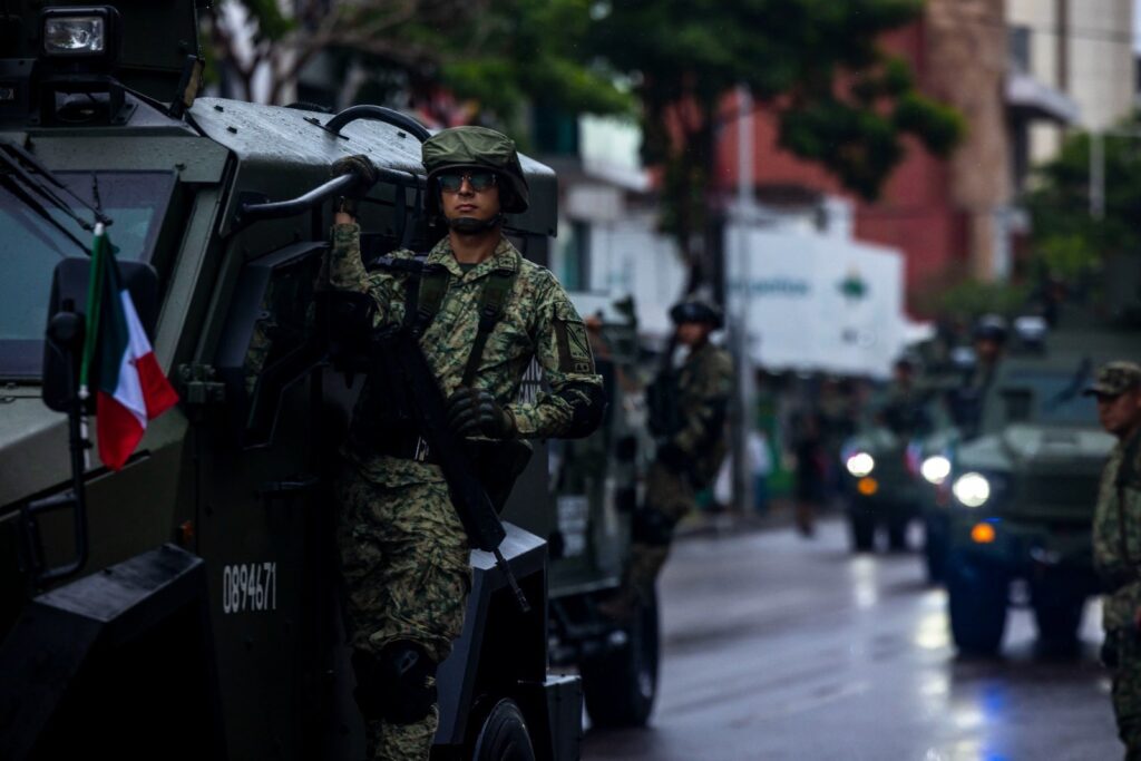 Rocha Moya preside desfile militar por el 215 aniversario de la Independencia
