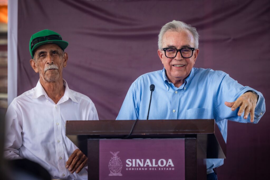 Rocha Moya entrega apoyos y arranca obras de drenaje en Juan José Ríos