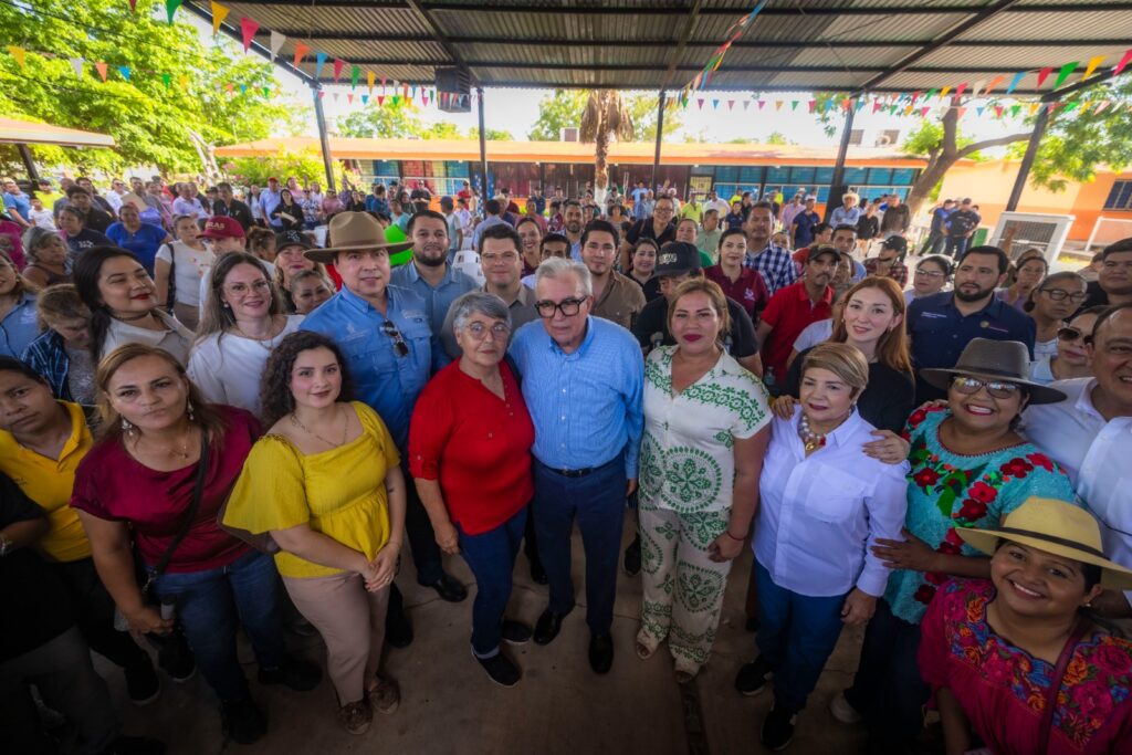 Rocha Moya entrega apoyos y arranca obras de drenaje en Juan José Ríos