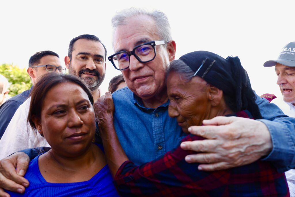 Gobernador Rocha Moya refuerza apoyo a familias afectadas por lluvias en Ahome