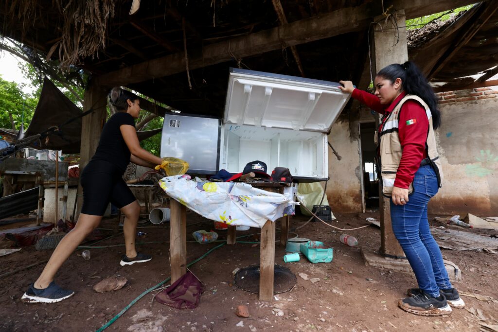 Gobernador Rocha Moya refuerza apoyo a familias afectadas por lluvias en Ahome