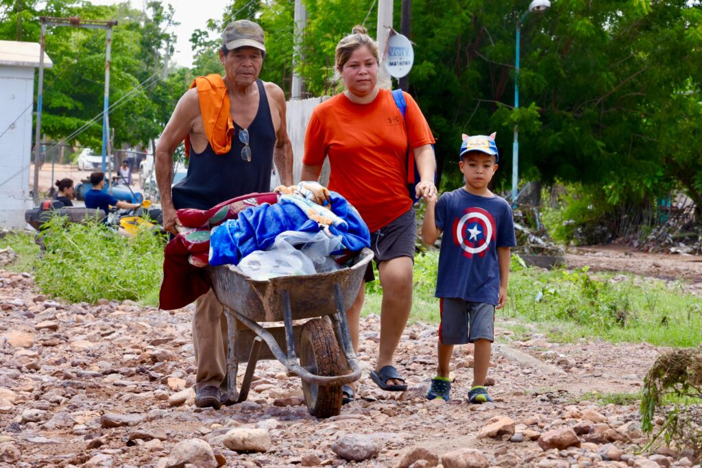 Gobernador Rocha Moya refuerza apoyo a familias afectadas por lluvias en Ahome