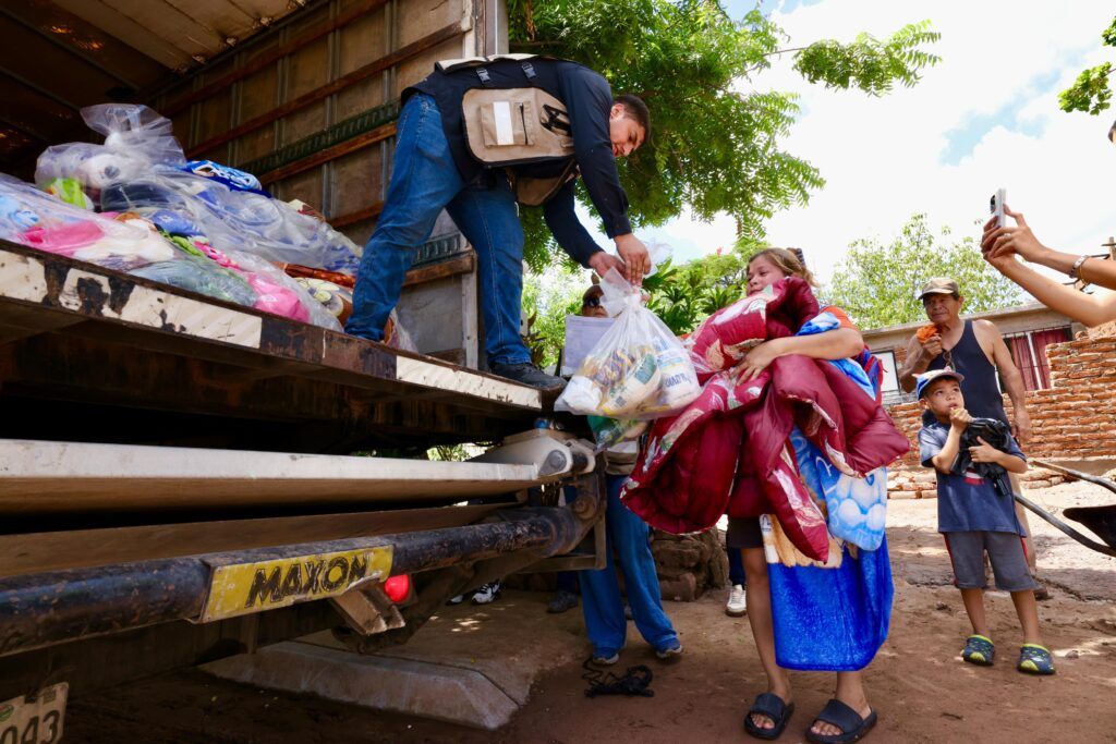 Gobernador Rocha Moya refuerza apoyo a familias afectadas por lluvias en Ahome