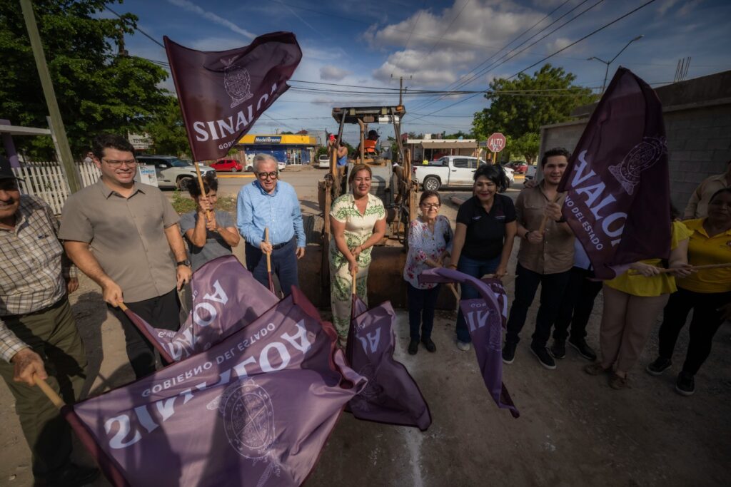 Rocha Moya entrega apoyos y arranca obras de drenaje en Juan José Ríos