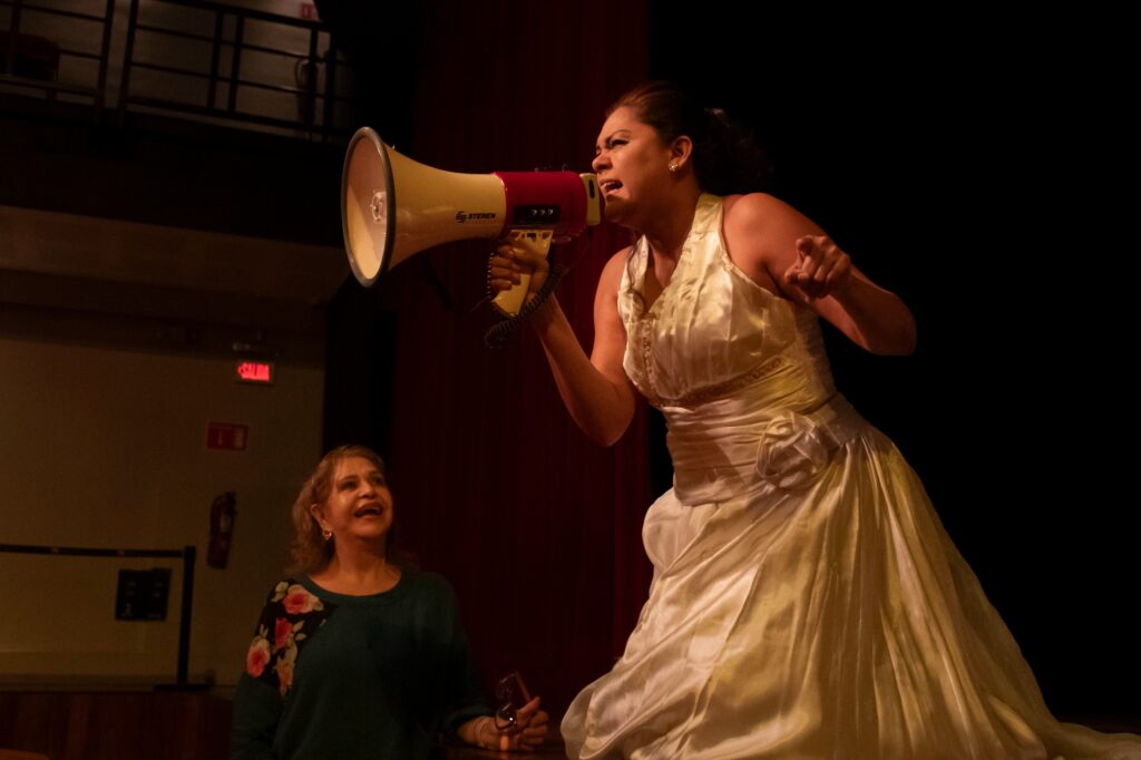 Novia de Rancho arranca carcajadas y sorprende al público en Culiacán