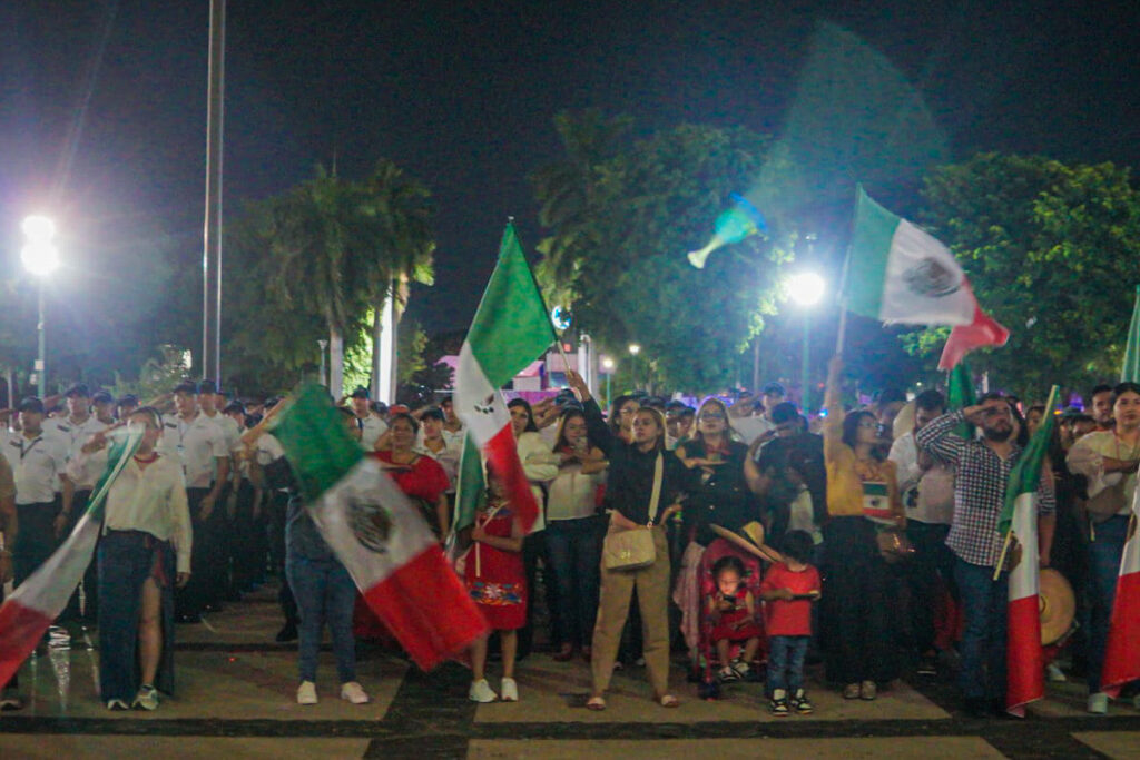 Rocha Moya encabeza emotiva ceremonia del 215 Aniversario del Grito de Independencia en Sinaloa