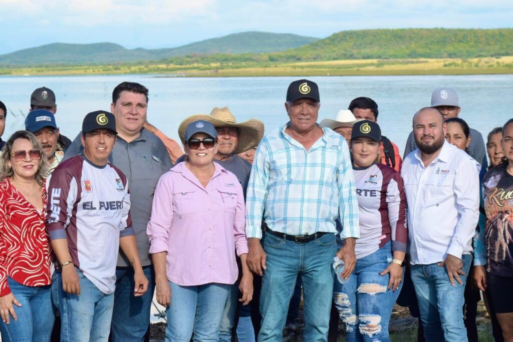 siembra de alevines de tilapia en Presa Josefa Ortiz de Domínguez