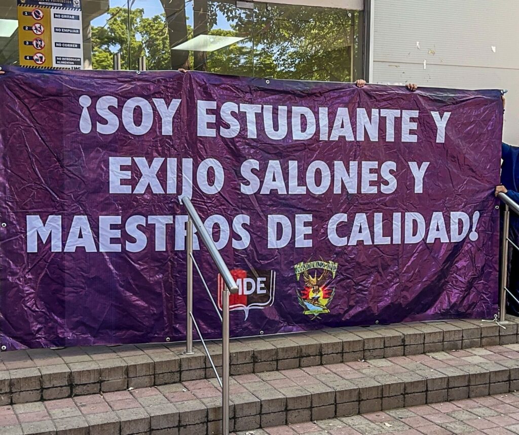 Estudiantes de Odontología denuncian cobro de piso