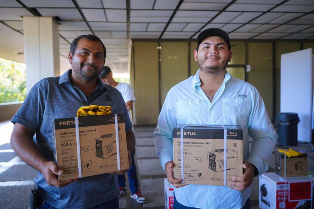 Rocha Moya impulsa oficios y emprendimiento