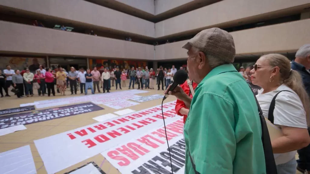 Jubilados de la UAS se manifiestan en Palacio de Gobierno
