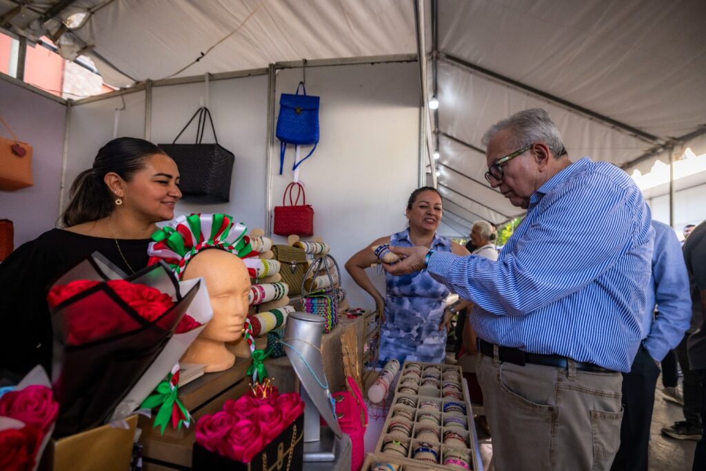 Gobernador Rocha Moya asiste a la presentación de La Decisión