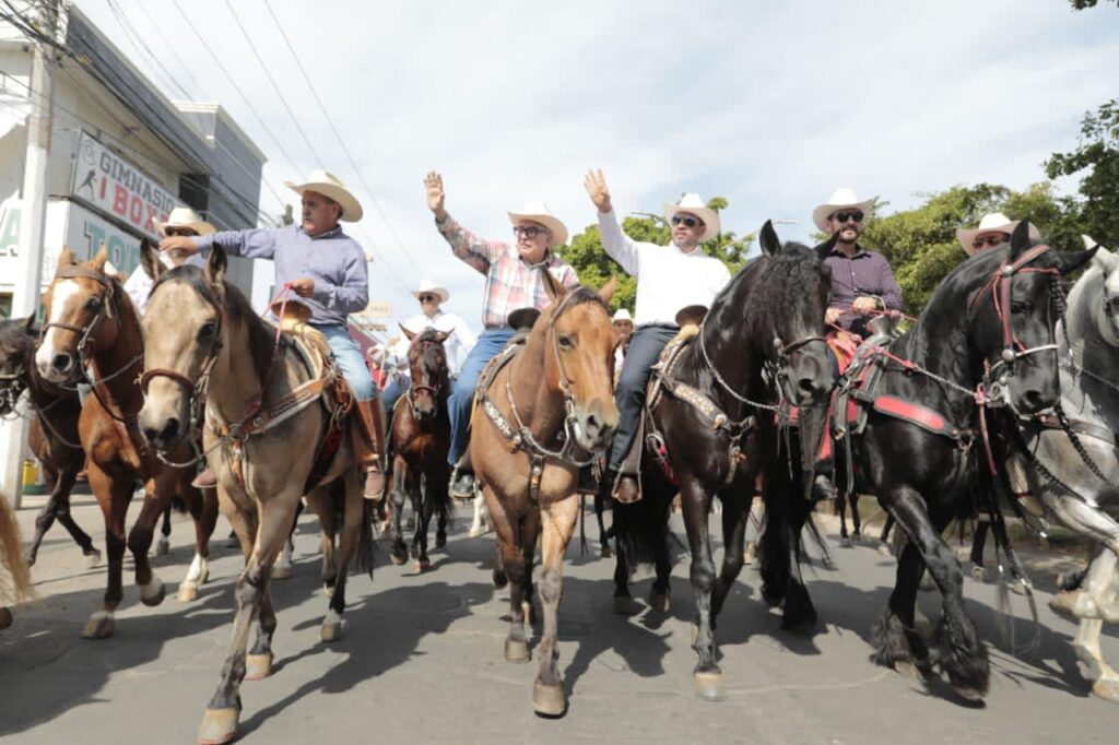 Rocha lidera Cabalgata y da arranque oficial a la Expo Feria Ganadera 2025