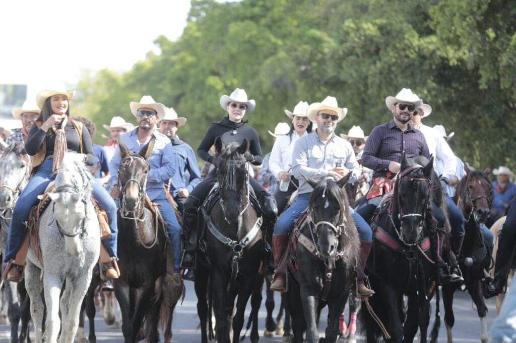 Rocha lidera Cabalgata y da arranque oficial a la Expo Feria Ganadera 2025