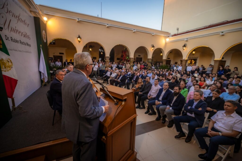 Rubén Rocha Moya recibe la distinción Benefactor Universitas