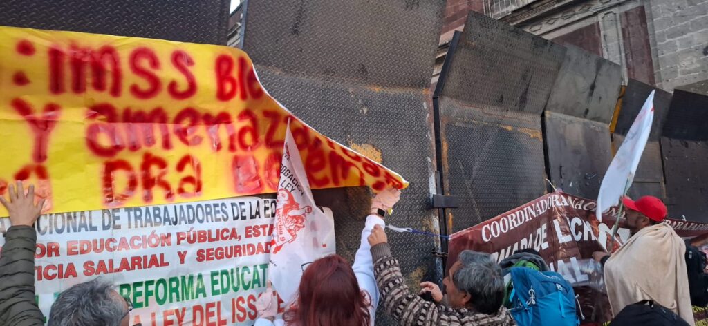 Maestros de la CNTE se manifiestan en el Zócalo