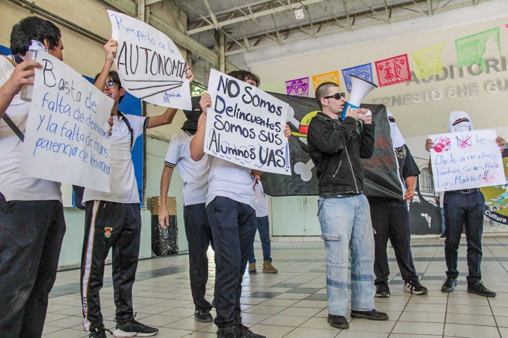 Estudiantes de preparatoria de la UAS se manifestaron