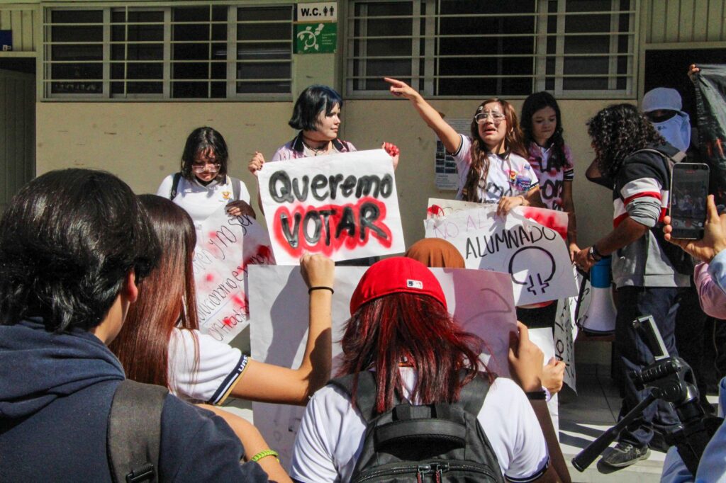 Estudiantes de preparatoria de la UAS se manifestaron