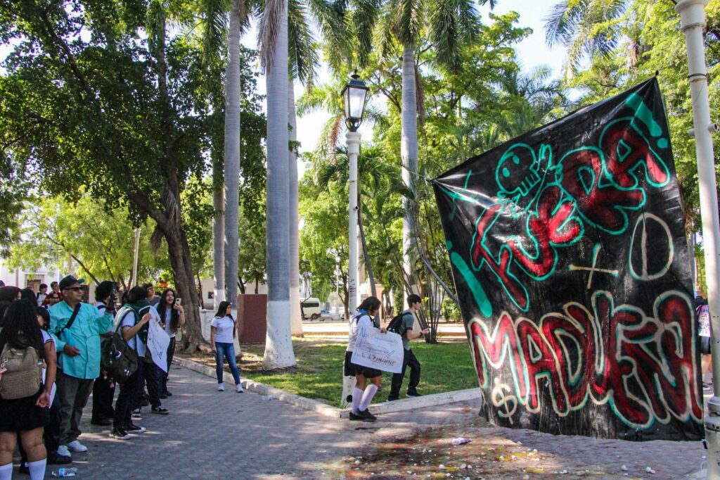 Estudiantes de preparatoria de la UAS se manifestaron