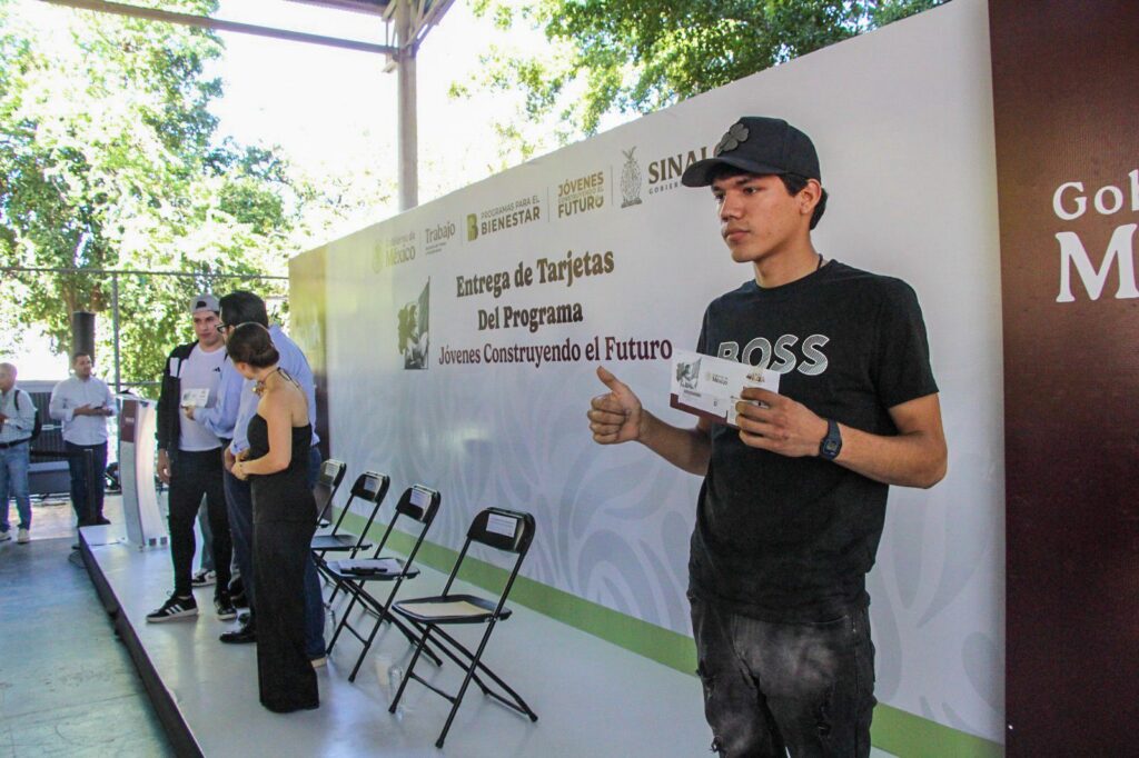 Rocha Moya impulsa a la juventud sinaloense