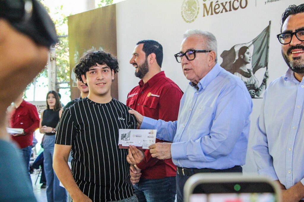 Rocha Moya impulsa a la juventud sinaloense