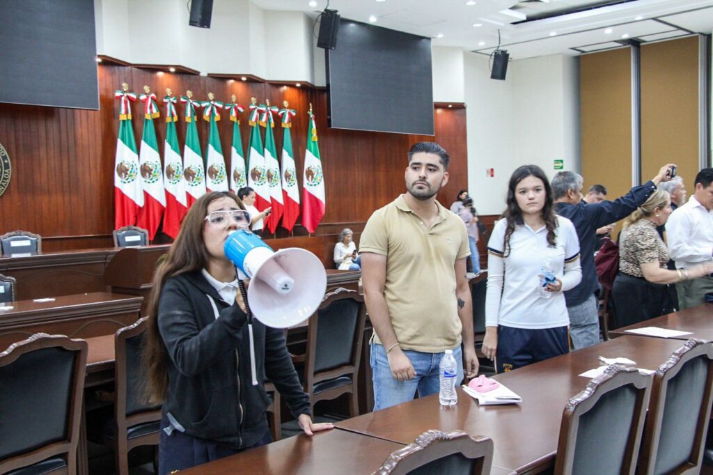 Estudiantes de la UAS marchan y se manifiestan