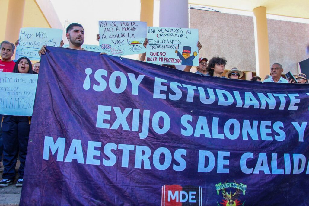 Estudiantes de la UAS marchan y se manifiestan