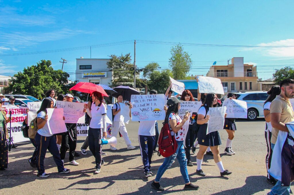 Estudiantes de la UAS marchan y se manifiestan