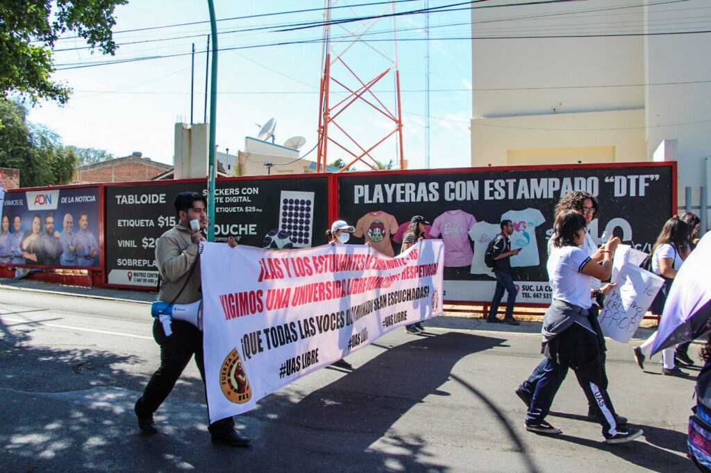 Estudiantes de la UAS marchan y se manifiestan