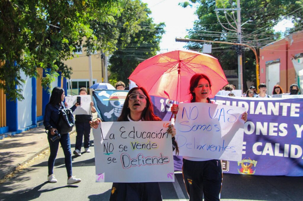 Estudiantes de la UAS marchan y se manifiestan