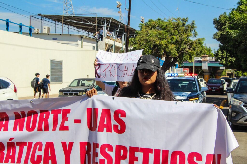 Estudiantes de la UAS marchan y se manifiestan