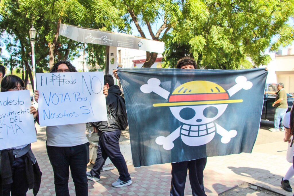 Estudiantes de la UAS marchan y se manifiestan