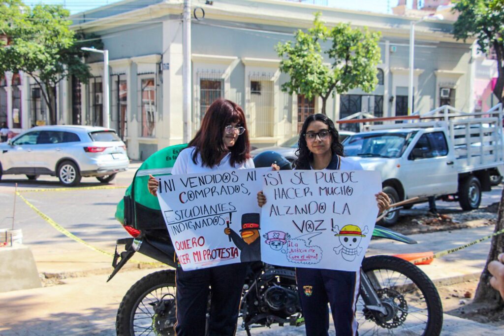 Estudiantes de la UAS marchan y se manifiestan