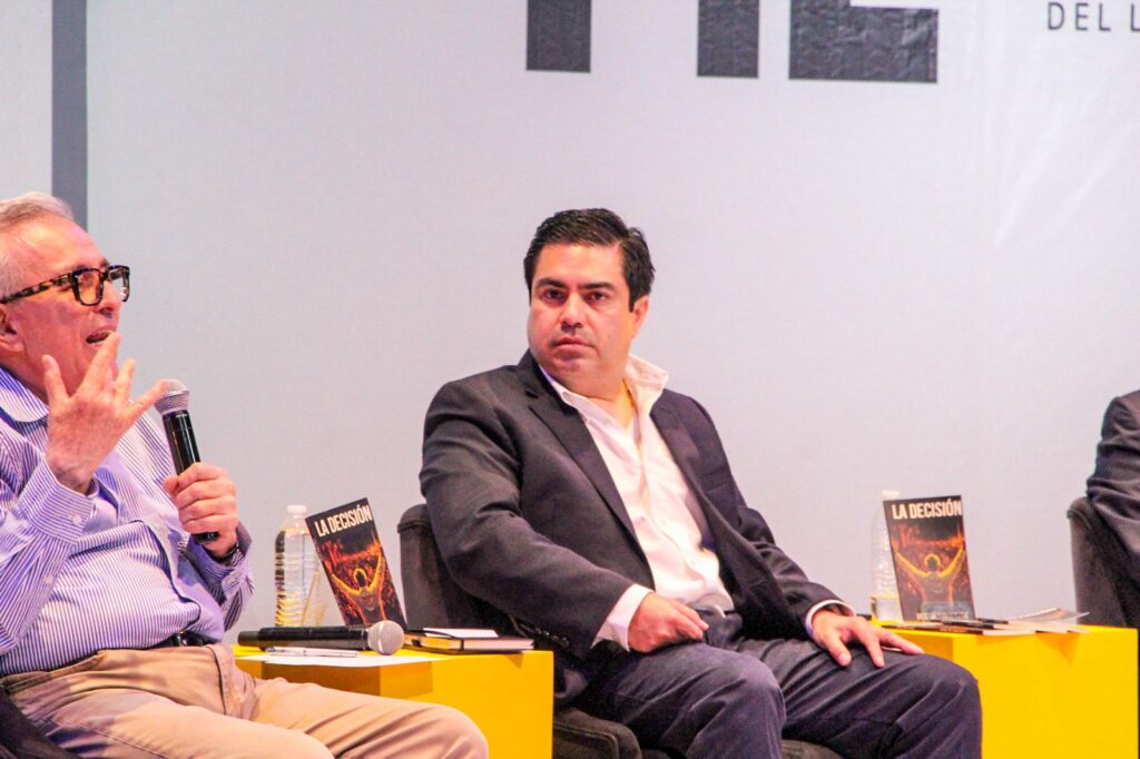 Gobernador Rocha Moya asiste a la presentación de La Decisión