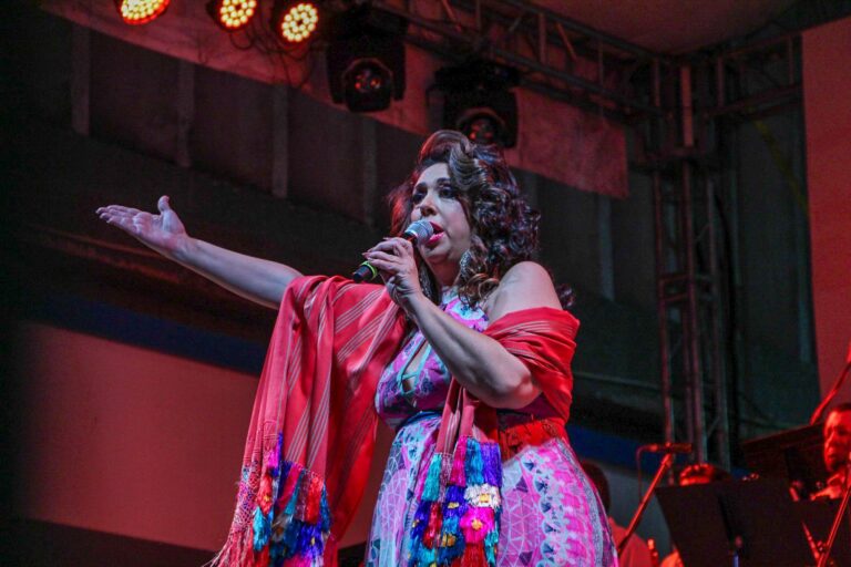 Regina Orozco brilla en Flores de Amapa