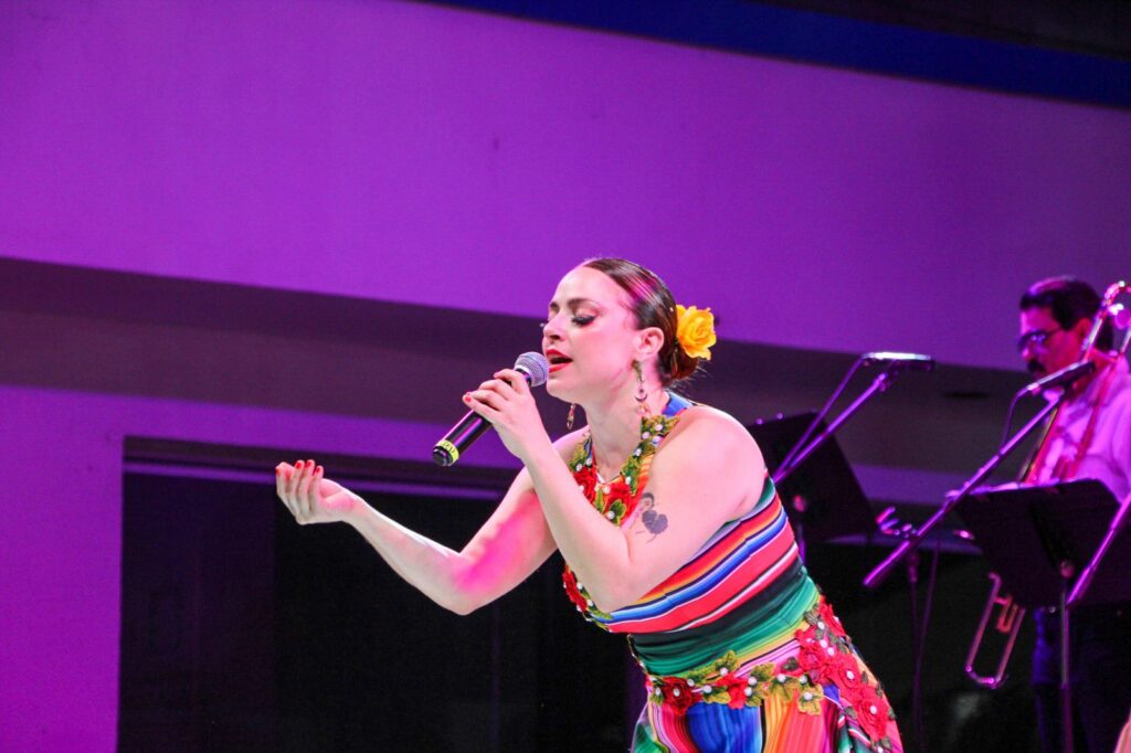 Leiden: Habitar el escenario con banda sinaloense es un acto de amor