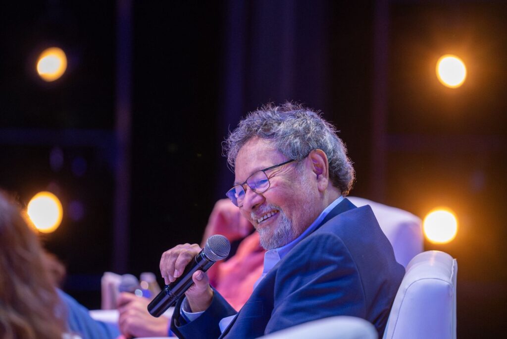 Élmer Mendoza pone broche de oro a la FIL Culiacán 2025