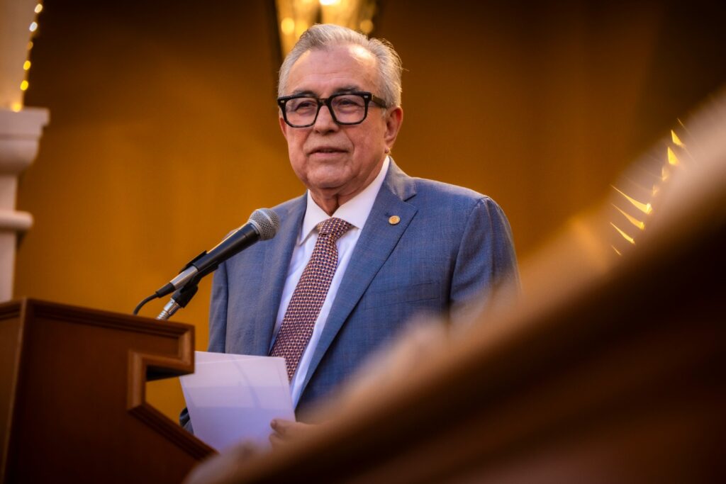 Rubén Rocha Moya recibe la distinción Benefactor Universitas