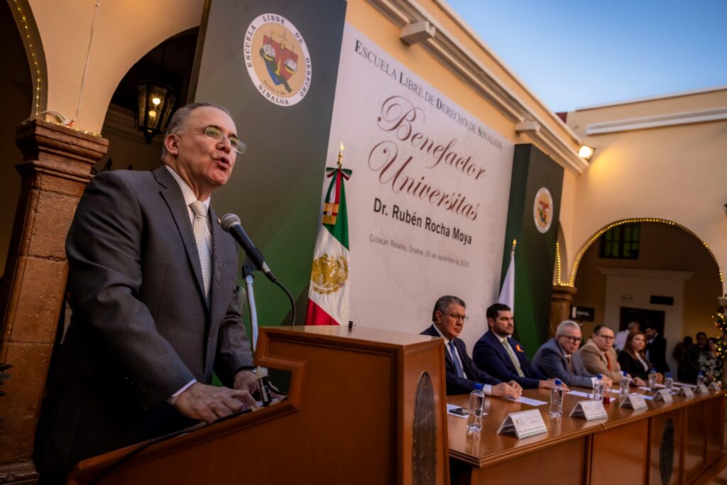 Rubén Rocha Moya recibe la distinción Benefactor Universitas