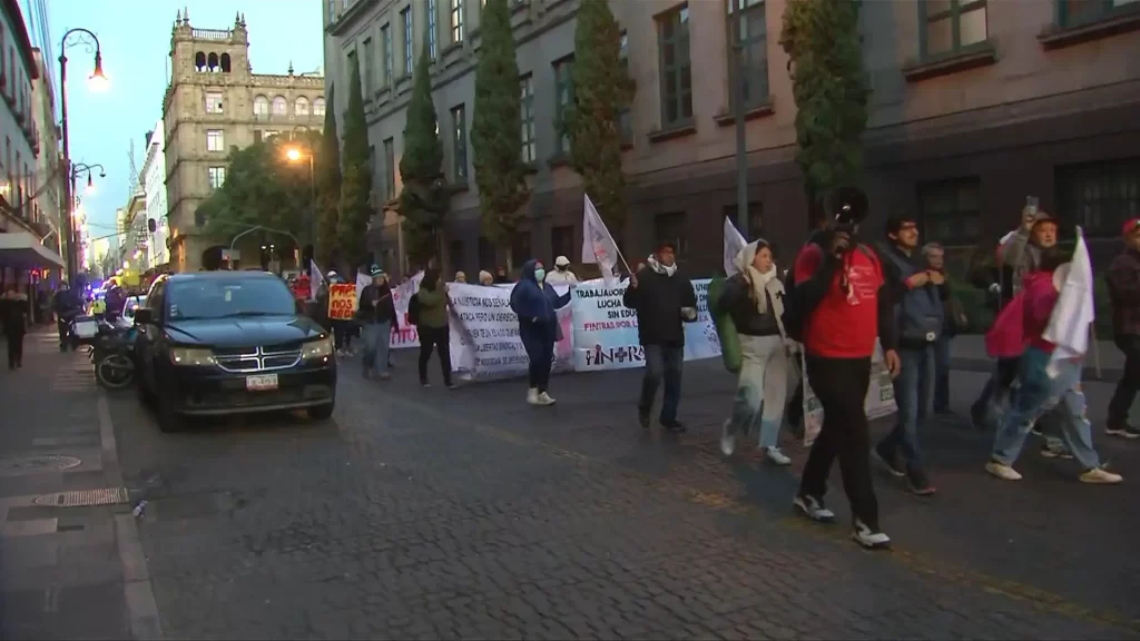 Maestros de la CNTE se manifiestan en el Zócalo