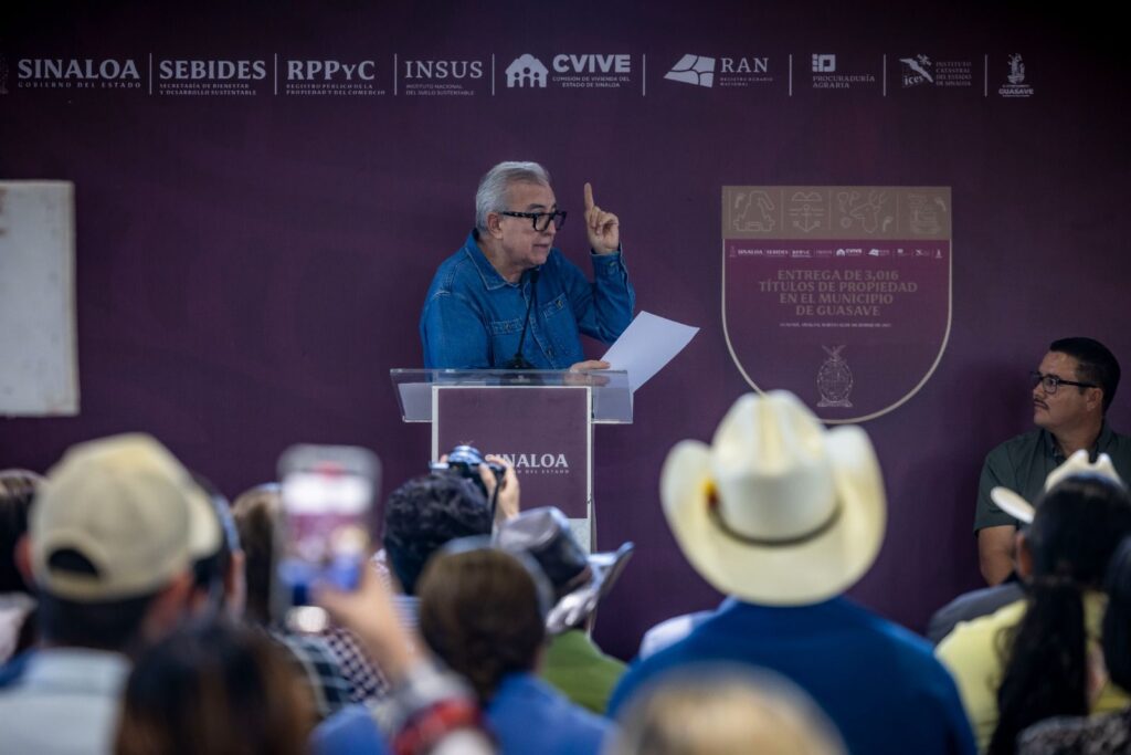 Rocha Moya entrega más de 3 mil títulos en Guasave