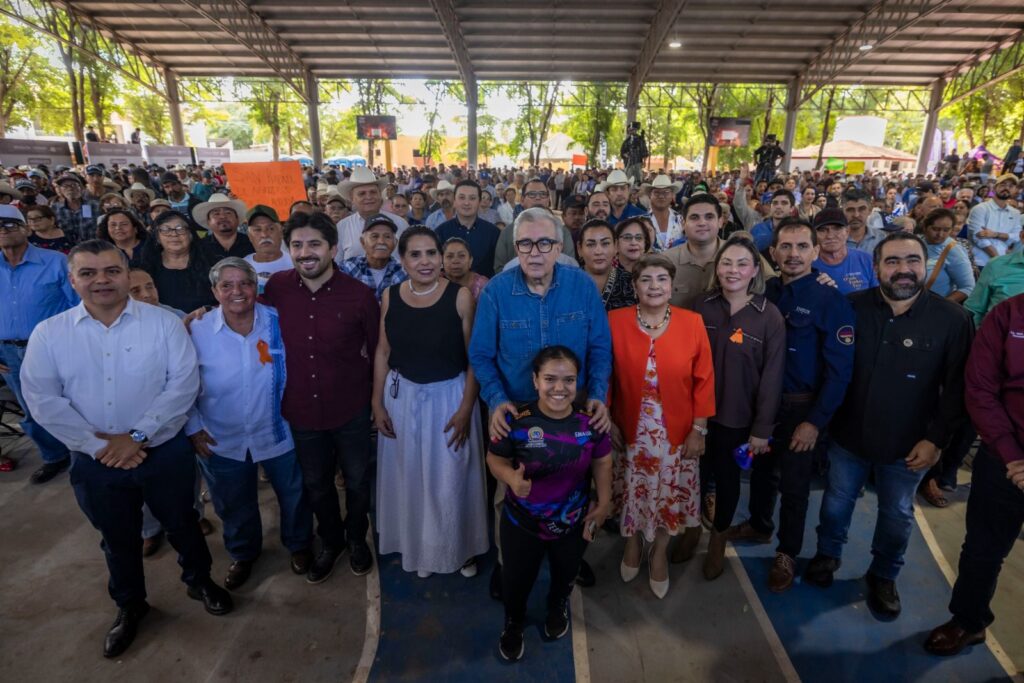 Rocha Moya entrega más de 3 mil títulos en Guasave