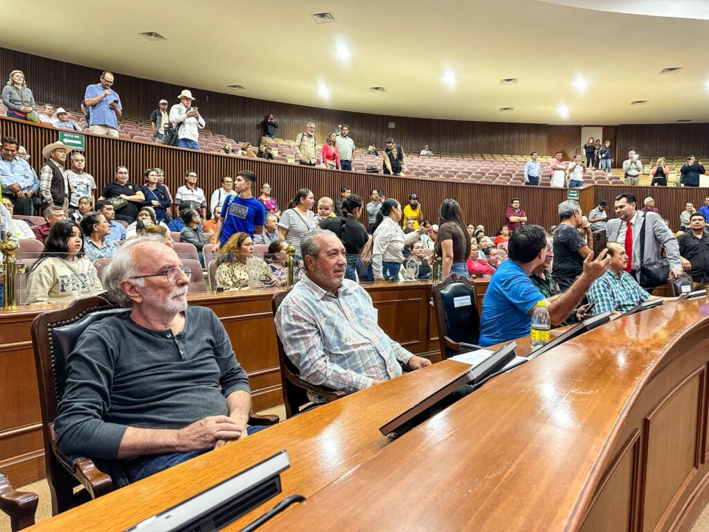 Jubilados de la UAS toman el Congreso de Sinaloa